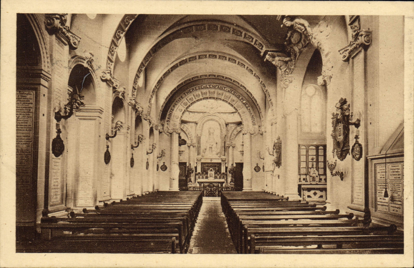 CPA La Chapelle des carmelites des Lisieux