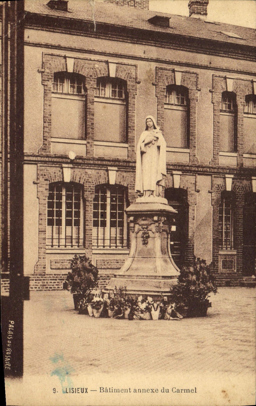 El edificio de Chapelle de la POSTAL de la VENDIMIA adjunta el carmel