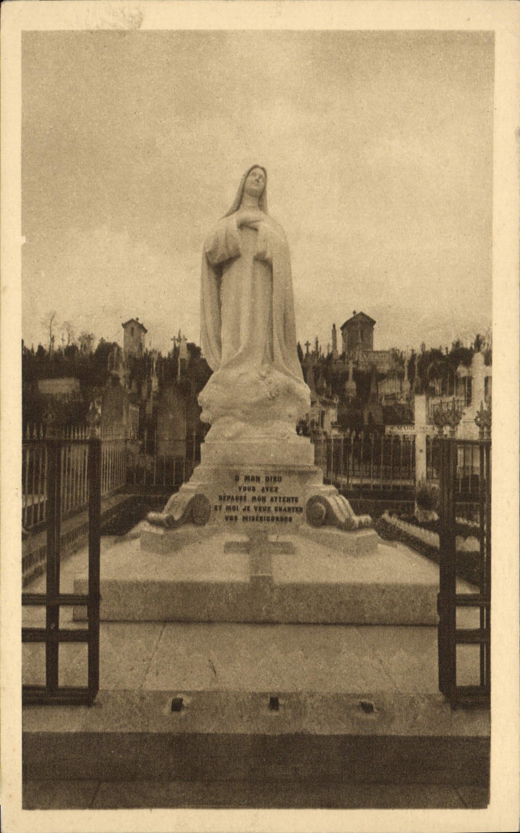 El monumento de la POSTAL de la VENDIMIA levantó con el cementerio de las monjas carmelitas de Lisieux