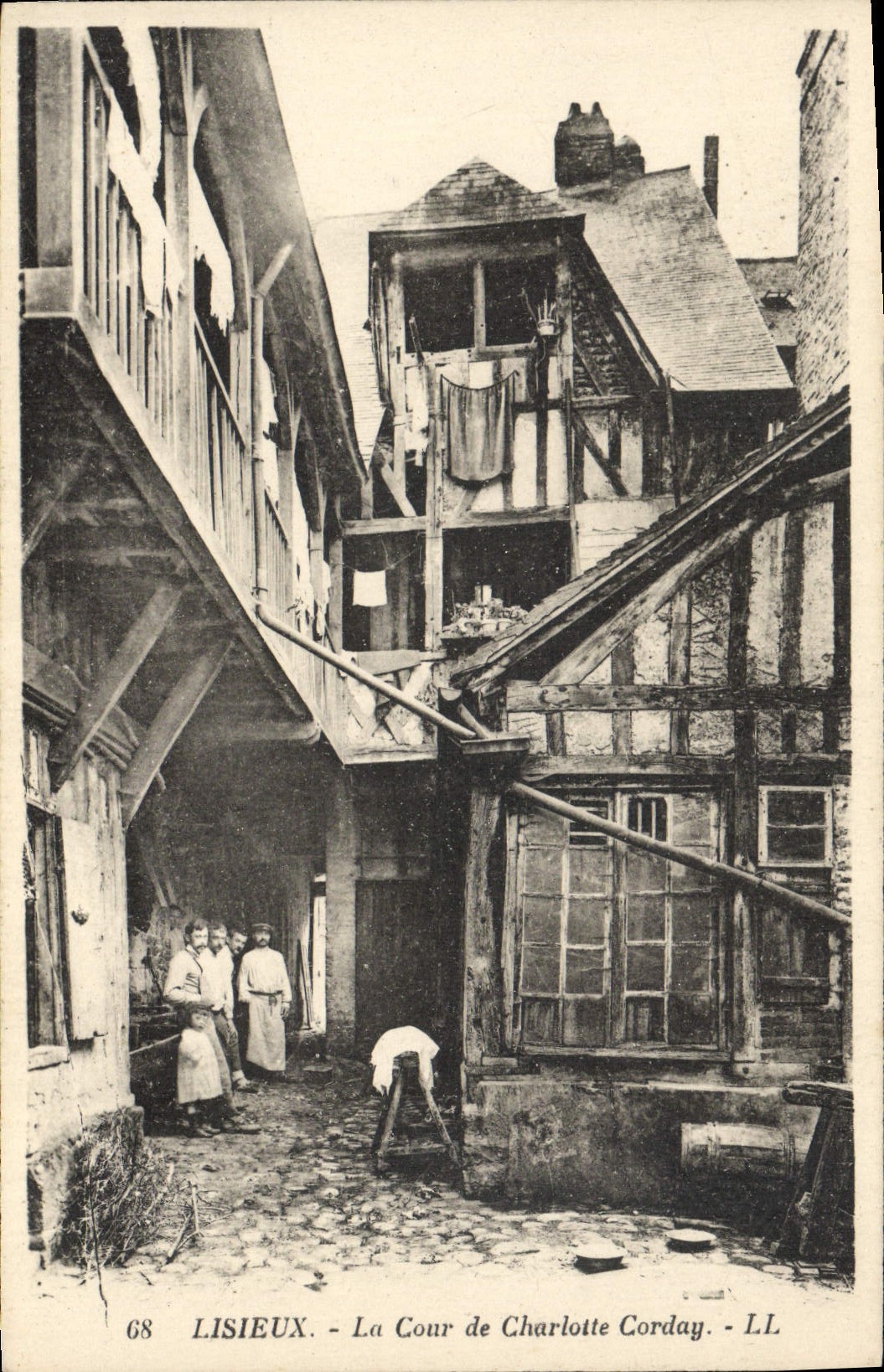 CPA Lisieux La cour de charlotte corday