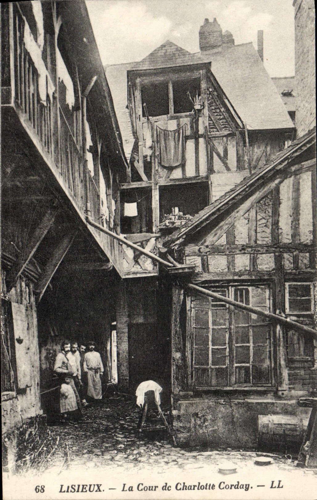 CPA Lisieux La cour de charlotte corday