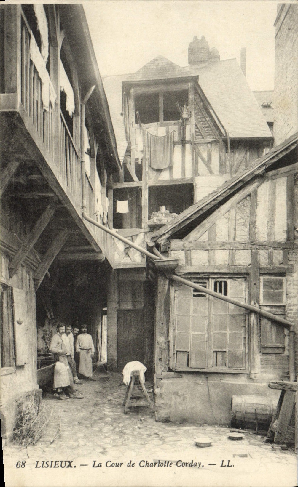 CPA Lisieux La cour de charlotte corday