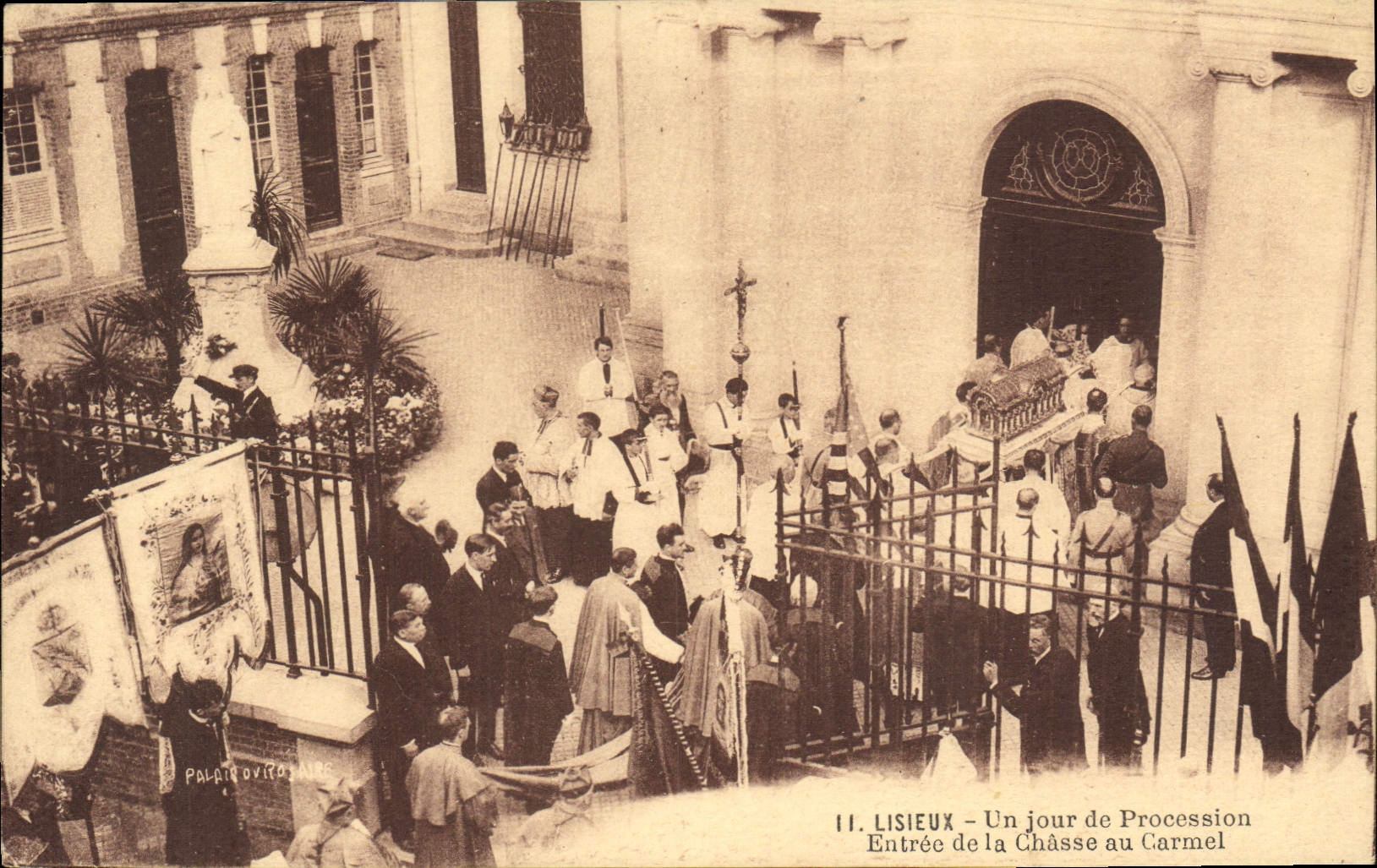 CPA Lisieux Un jour de Procession Entree de la Chasse au Carmel