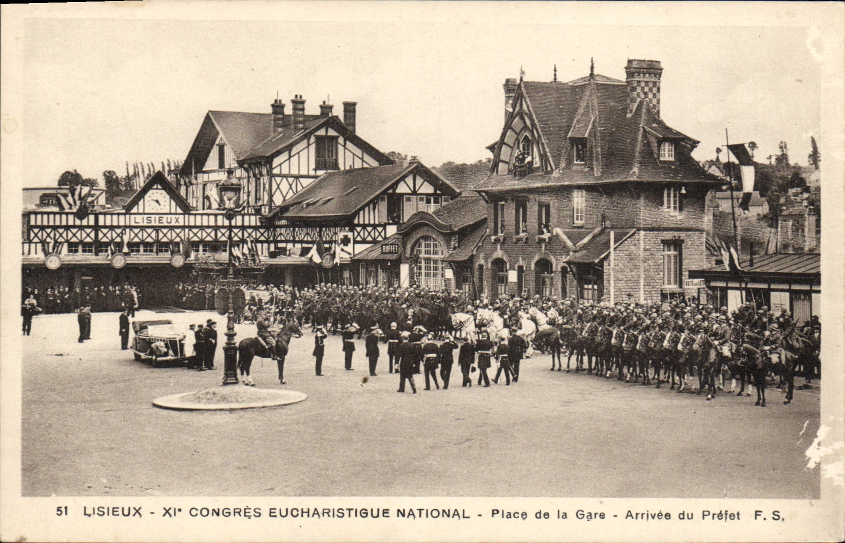 CPA Lisieux Xl Congres Eucharistigue National Place de la Gare Arrivee du Prefet
