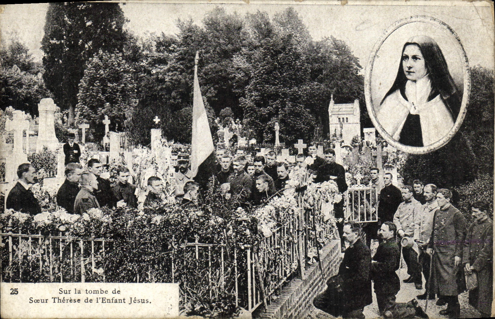 CPA Sur la tombe de Soeur Therese de l'Enfant Jesus Lisieux
