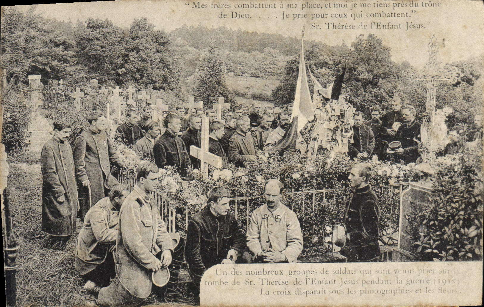 CPA Lisieux Cimetiere Groupe de soldats venus pries Therese