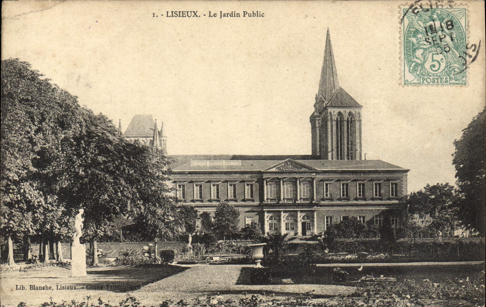 CPA Lisieux Le Jardin Public 