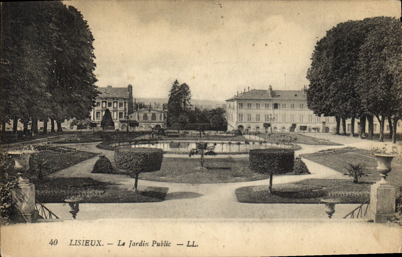 CPA Lisieux Le Jardin Public 