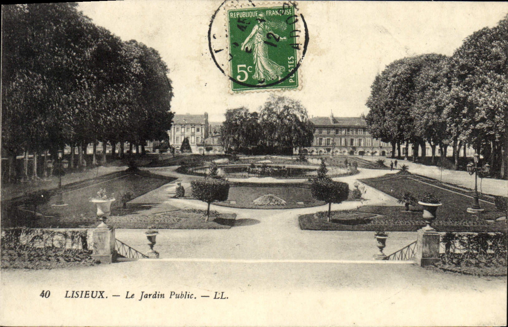 CPA Lisieux Le Jardin Public 