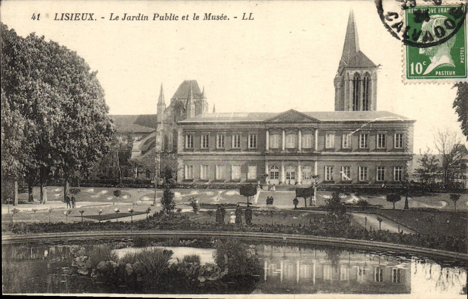 CPA Lisieux Le Jardin Public et le Musee 