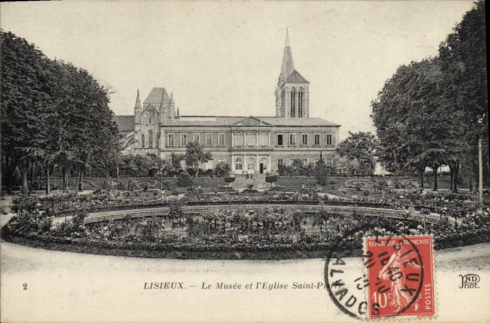 CPA Lisieux Le Musee et l'Eglise Saint Pierre