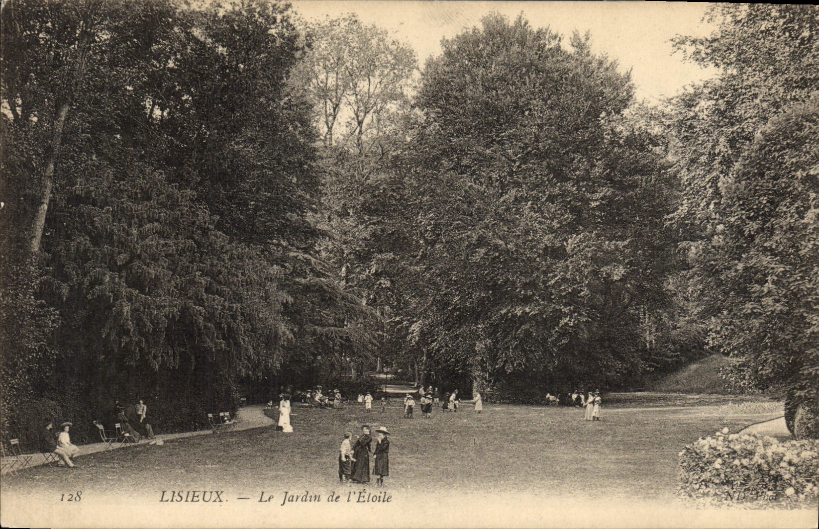 CPA Lisieux Le Jardin de L'Etoile 