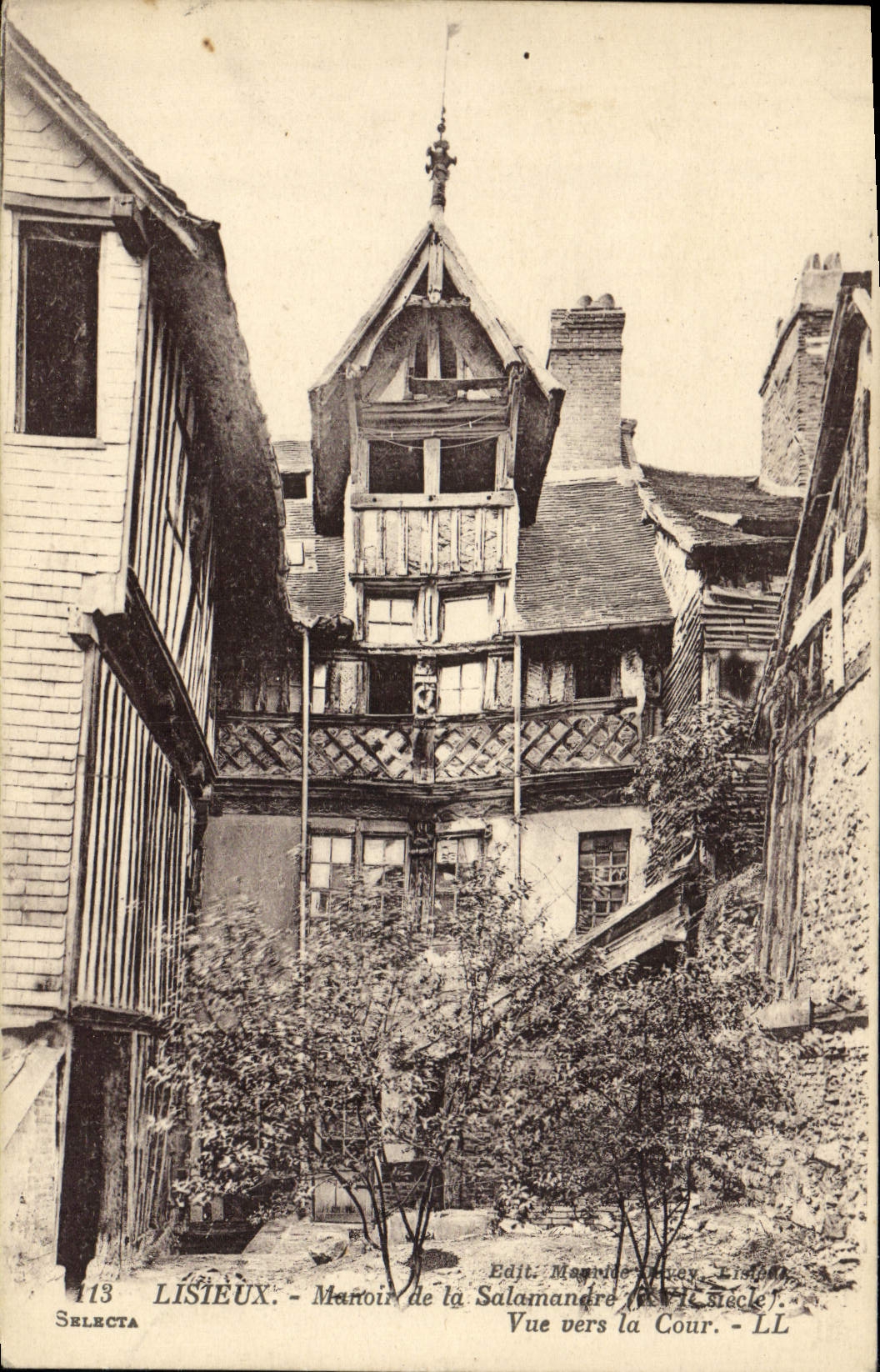 CPA Lisieux Manoir de la Salamandre Vue vers la cour 