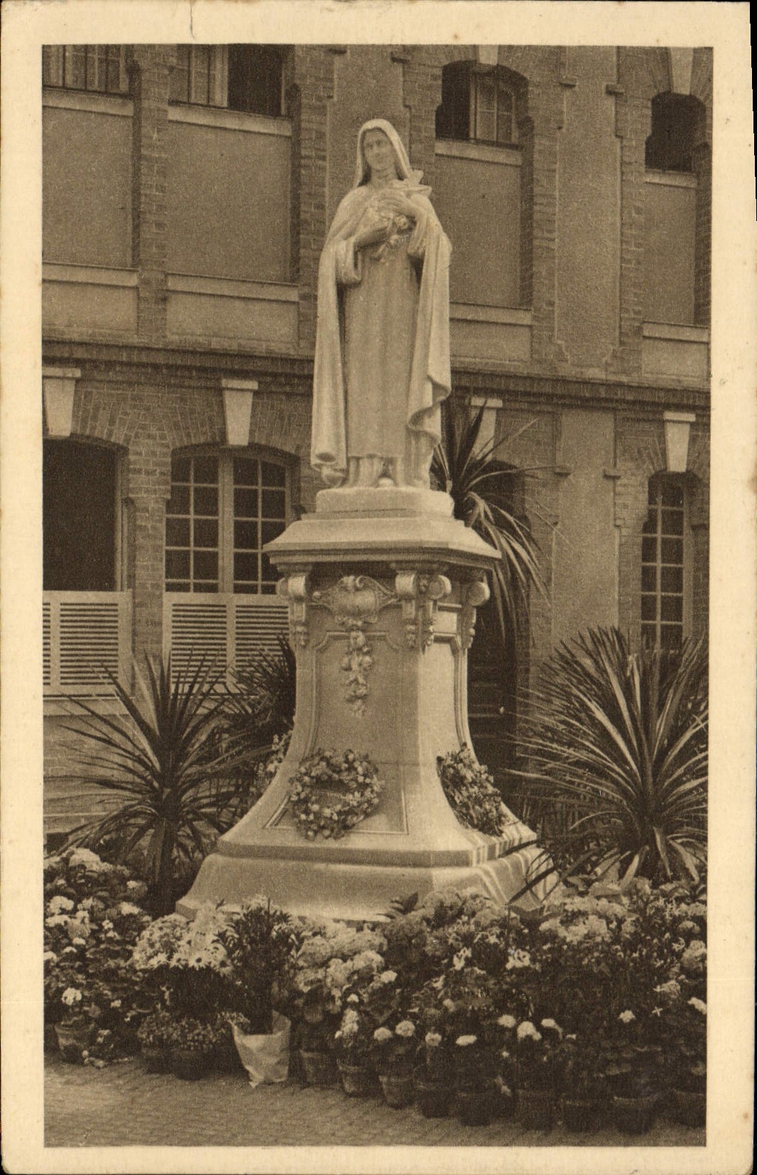CPA Statue de Sainte Therese de l'Enfant Jesus dans la cour d'entree du Carmel de Lisieux