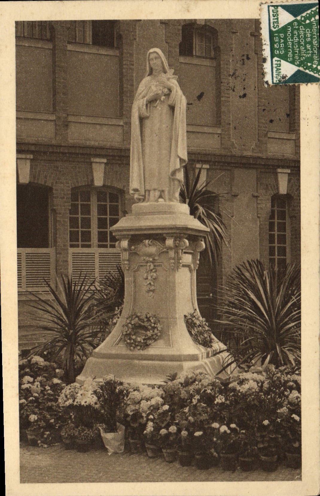 CPA Statue de Sainte Therese de l'Enfant Jesus dans la cour d'entree du Carmel de Lisieux