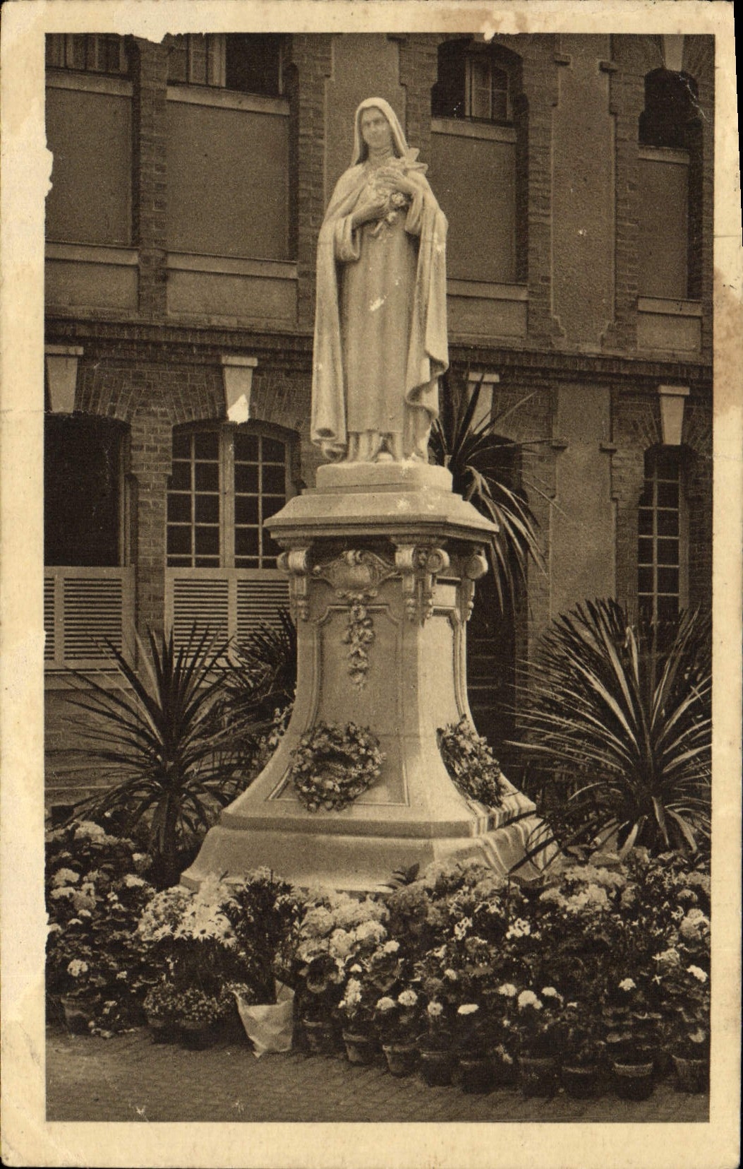 CPA Statue de Sainte Therese de l'Enfant Jesus dans la cour d'entree du Carmel de Lisieux