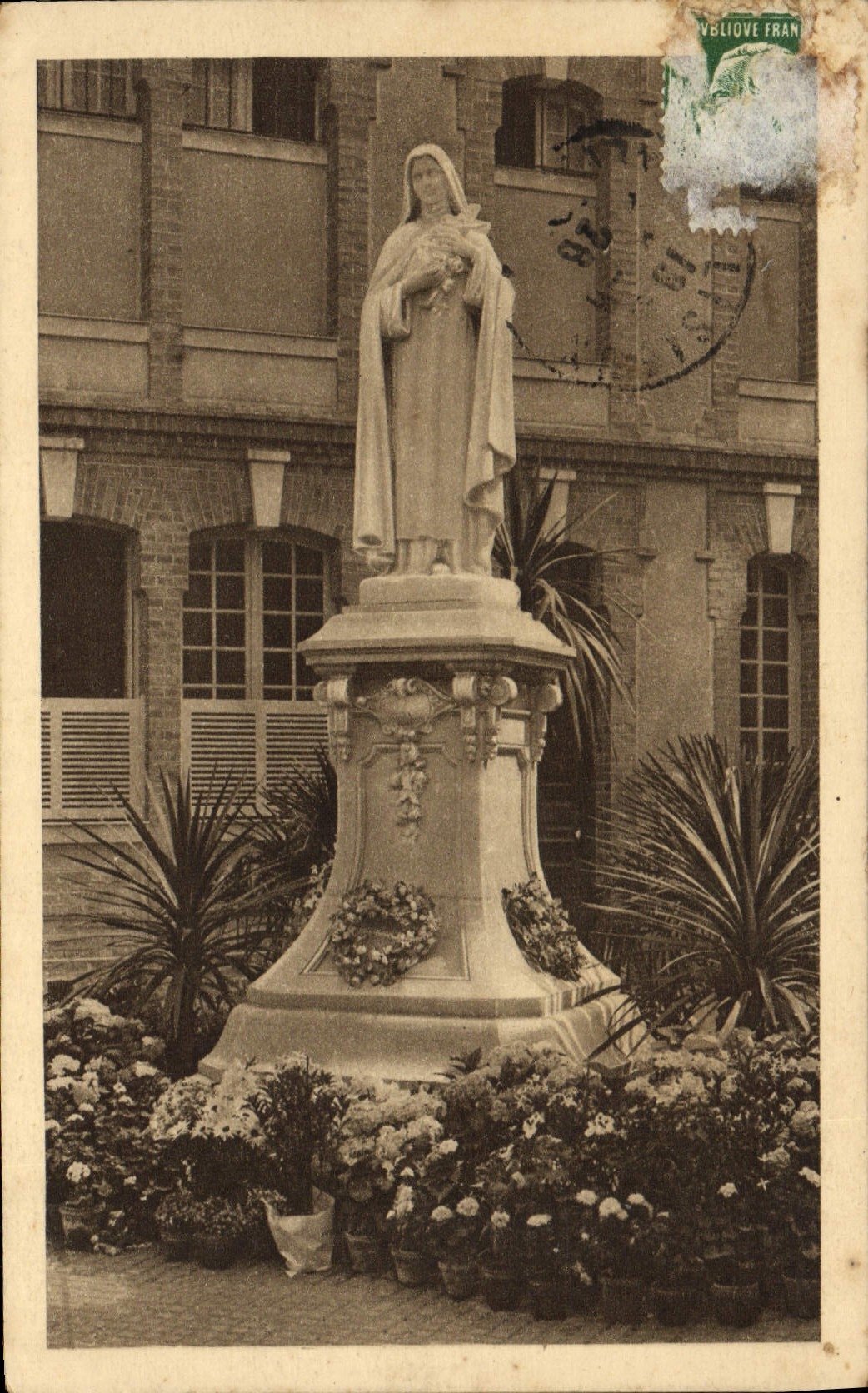 CPA Statue de Sainte Therese de l'Enfant Jesus dans la cour d'entree du Carmel de Lisieux