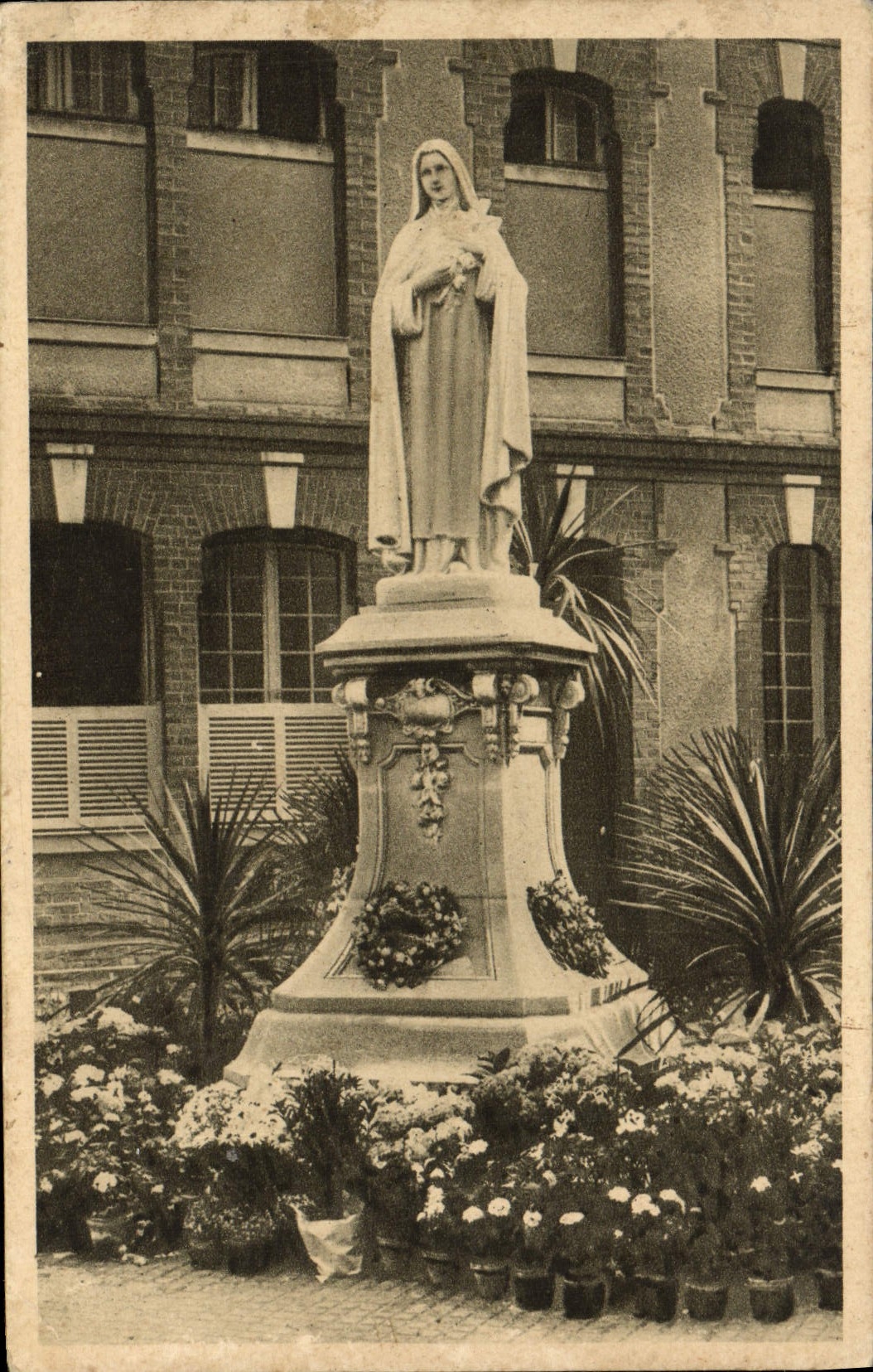 CPA Statue de Sainte Therese de l'Enfant Jesus dans la cour d'entree du Carmel de Lisieux