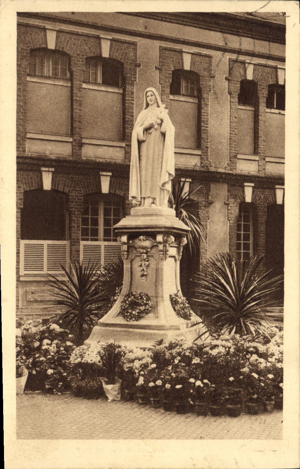 CPA Statue de Sainte Therese de l'Enfant Jesus dans la cour d'entree du Carmel de Lisieux