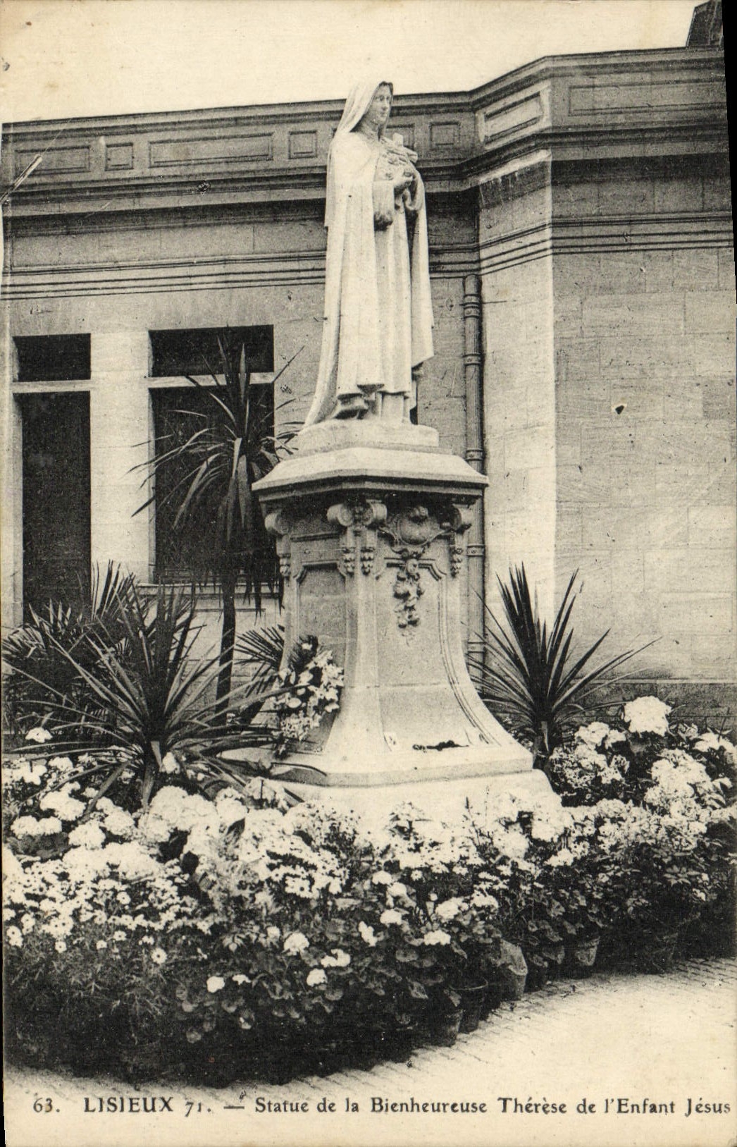 CPA Lisieux Statue de la Bienheureuse Therese de l'Enfant Jesus