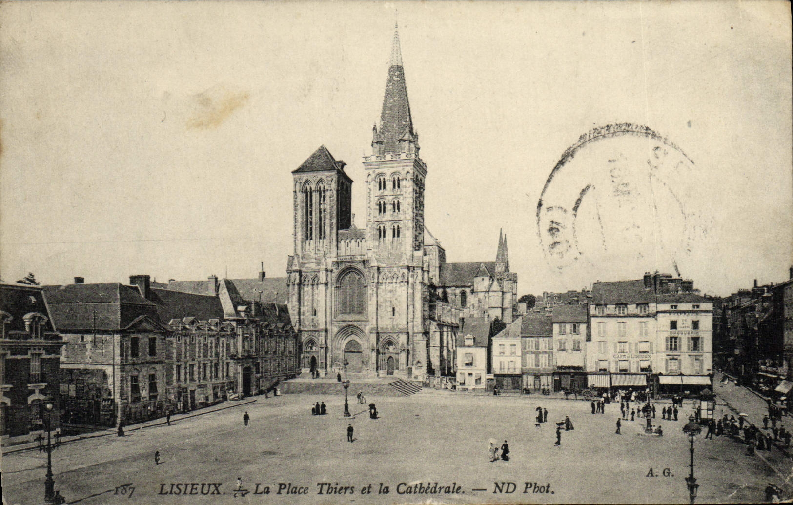 CPA Lisieux La Place Thiers et la Cathedarle