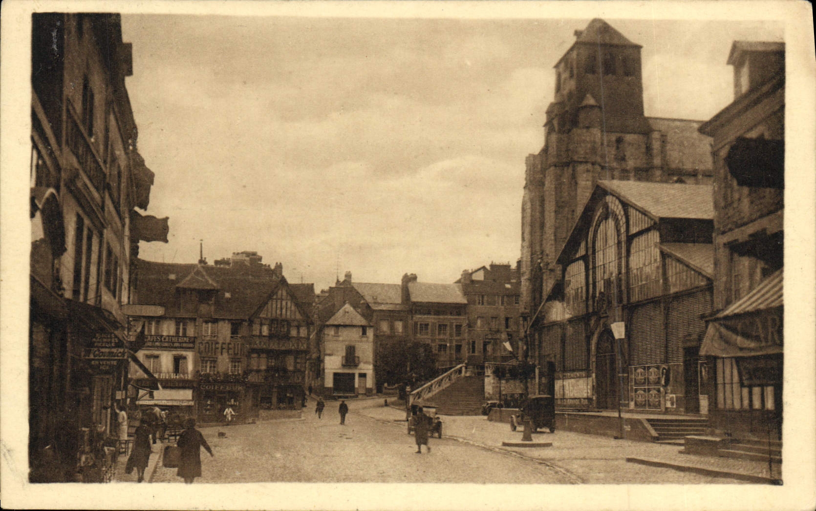 CPA Lisieux Place du Marche au Beurre 