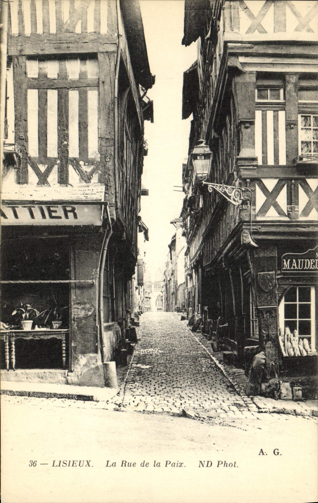 CPA Lisieux La Rue de la Paix 