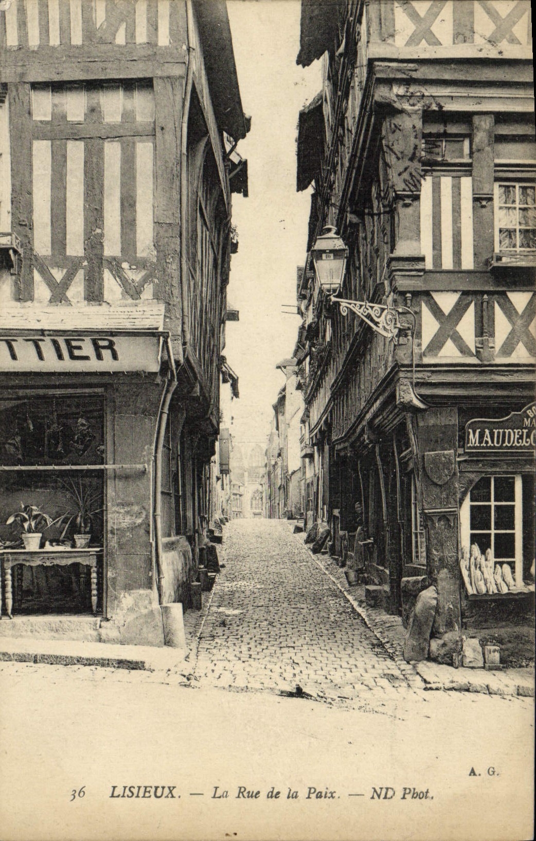 CPA Lisieux La Rue de la Paix 