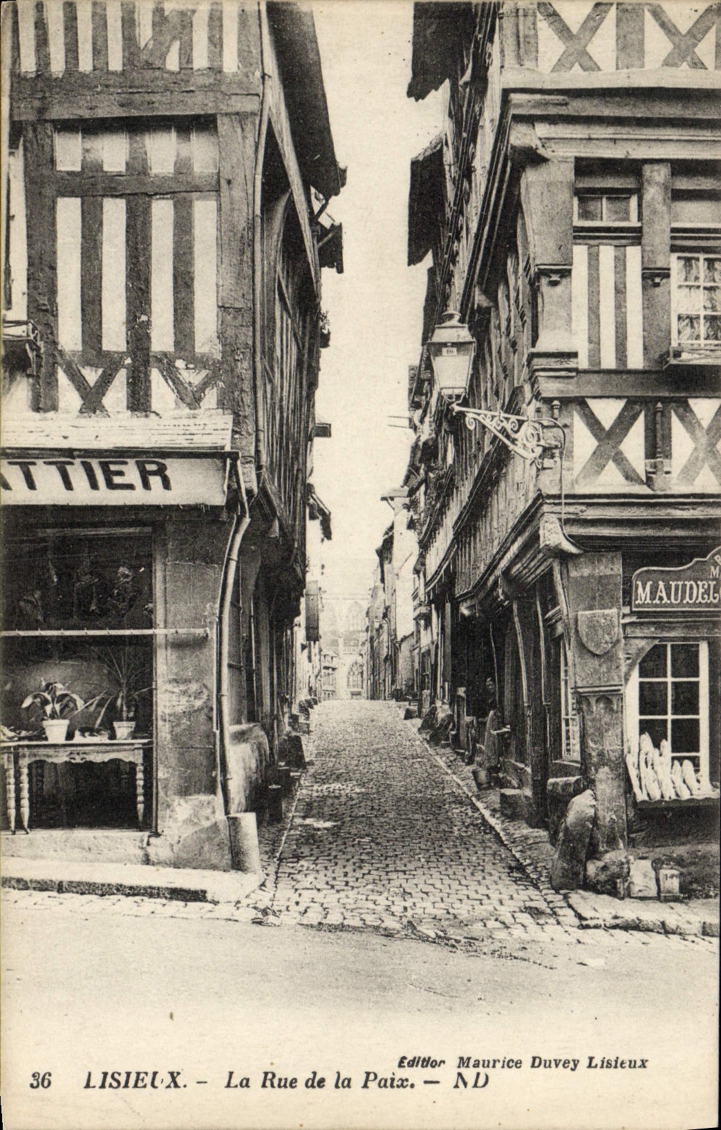 CPA Lisieux La Rue de la Paix 