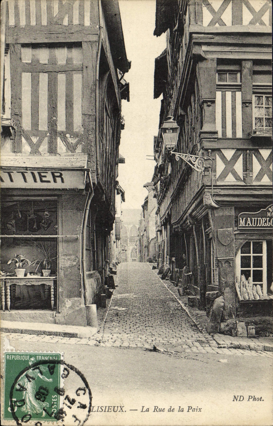 CPA Lisieux La Rue de la Paix 