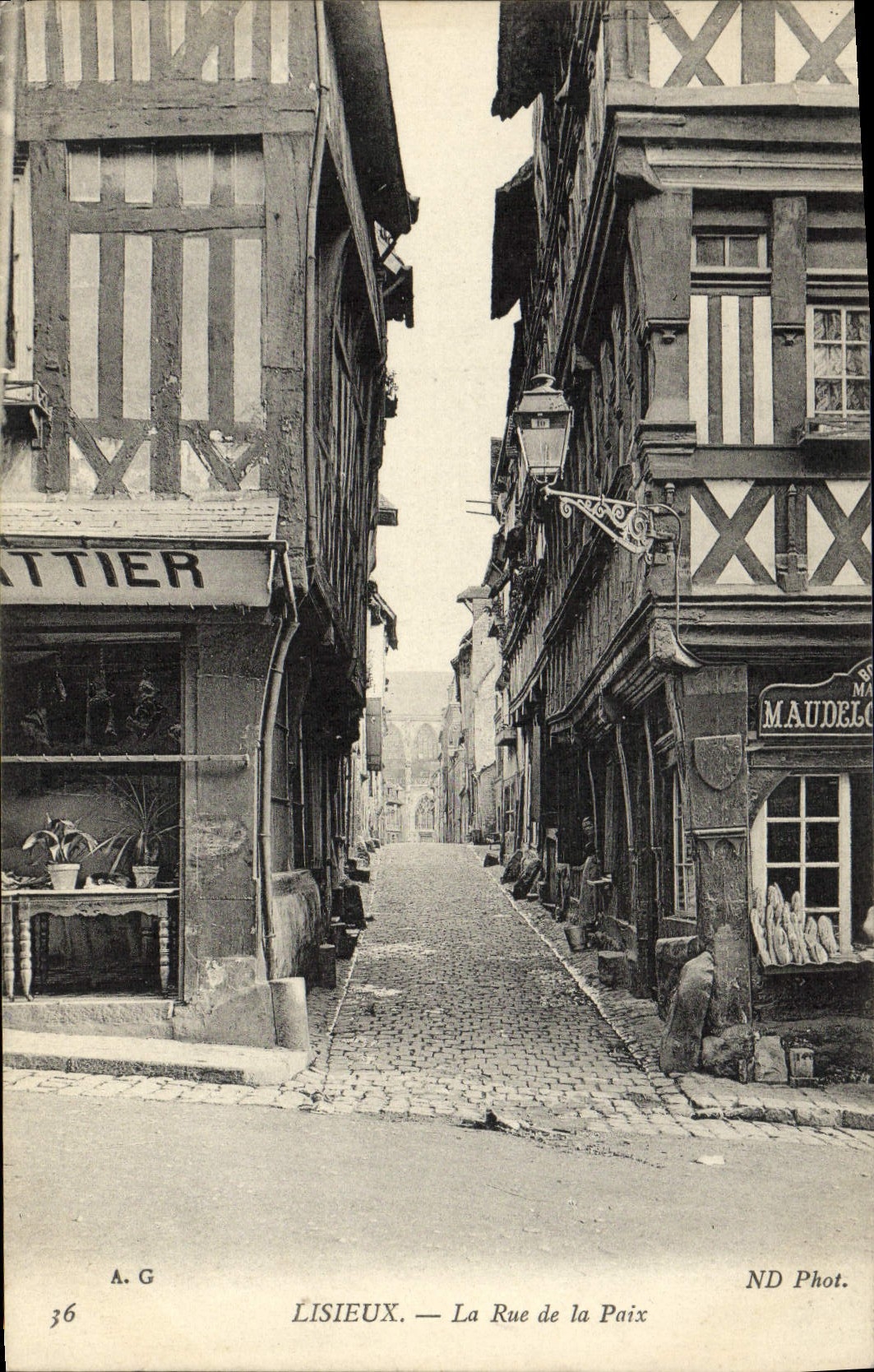 CPA Lisieux La Rue de la Paix 