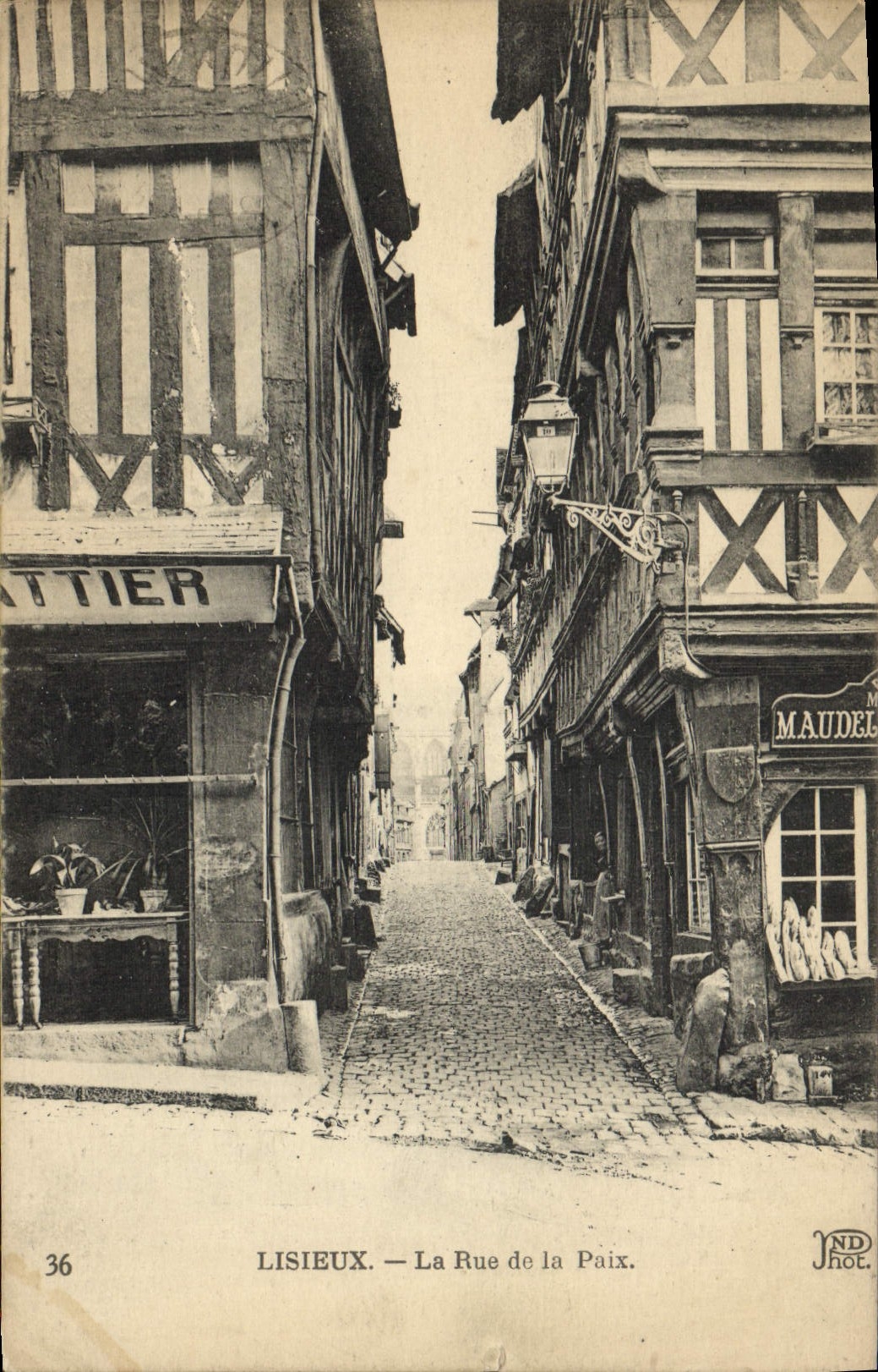CPA Lisieux La Rue de la Paix 