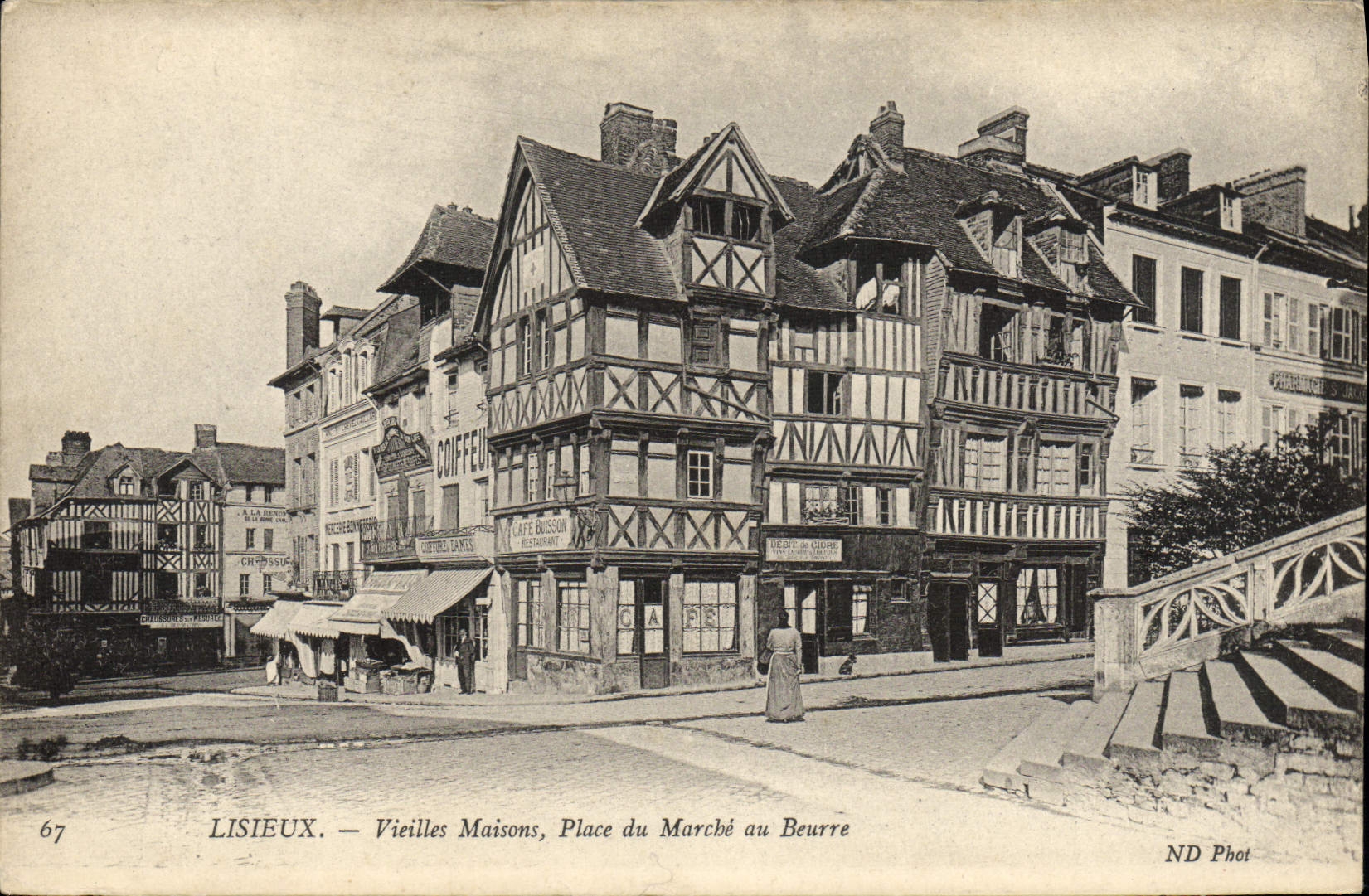 CPA Lisieux Vieilles Maisons Place du Marche au Beurre 