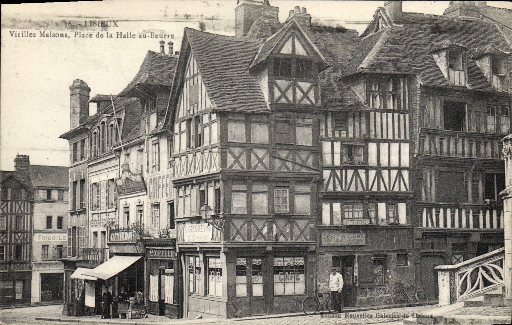 CPA Lisieux Vieilles Maisons Place de la Halle au Beurre 