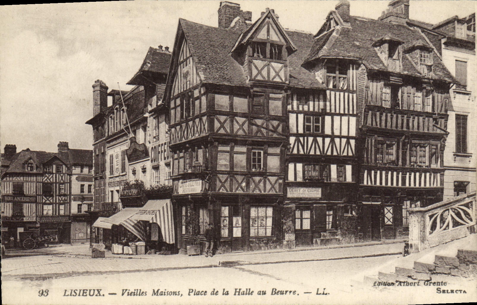 CPA Lisieux Vieilles Maisons Place de la Halle au Beurre 