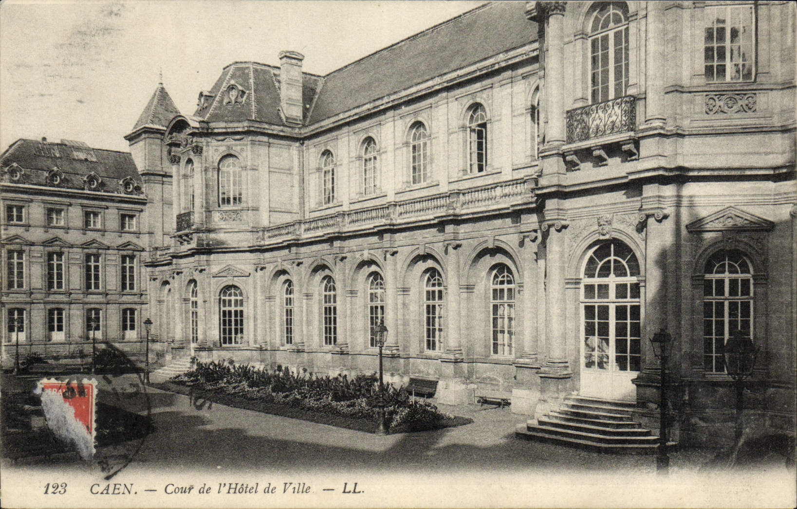CPA Caen Cour de l'Hotel de Ville 