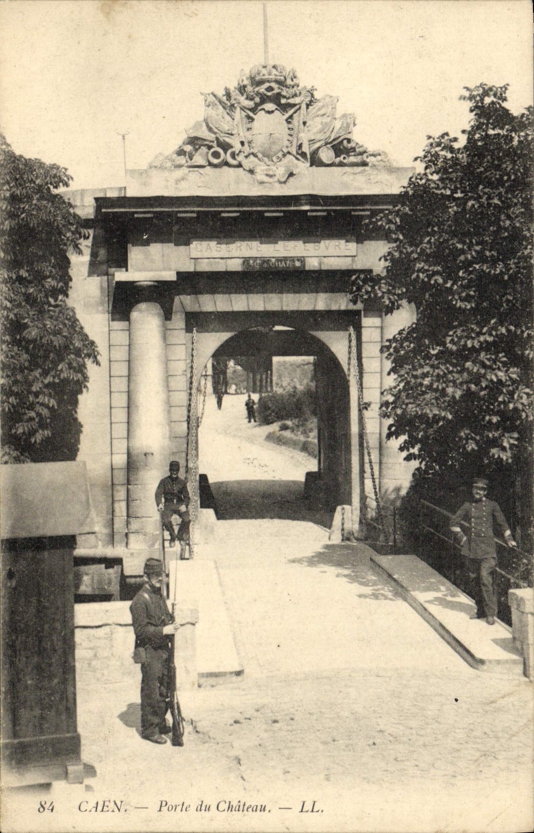 CPA Caen Porte du Chateau Soldats Militaria 