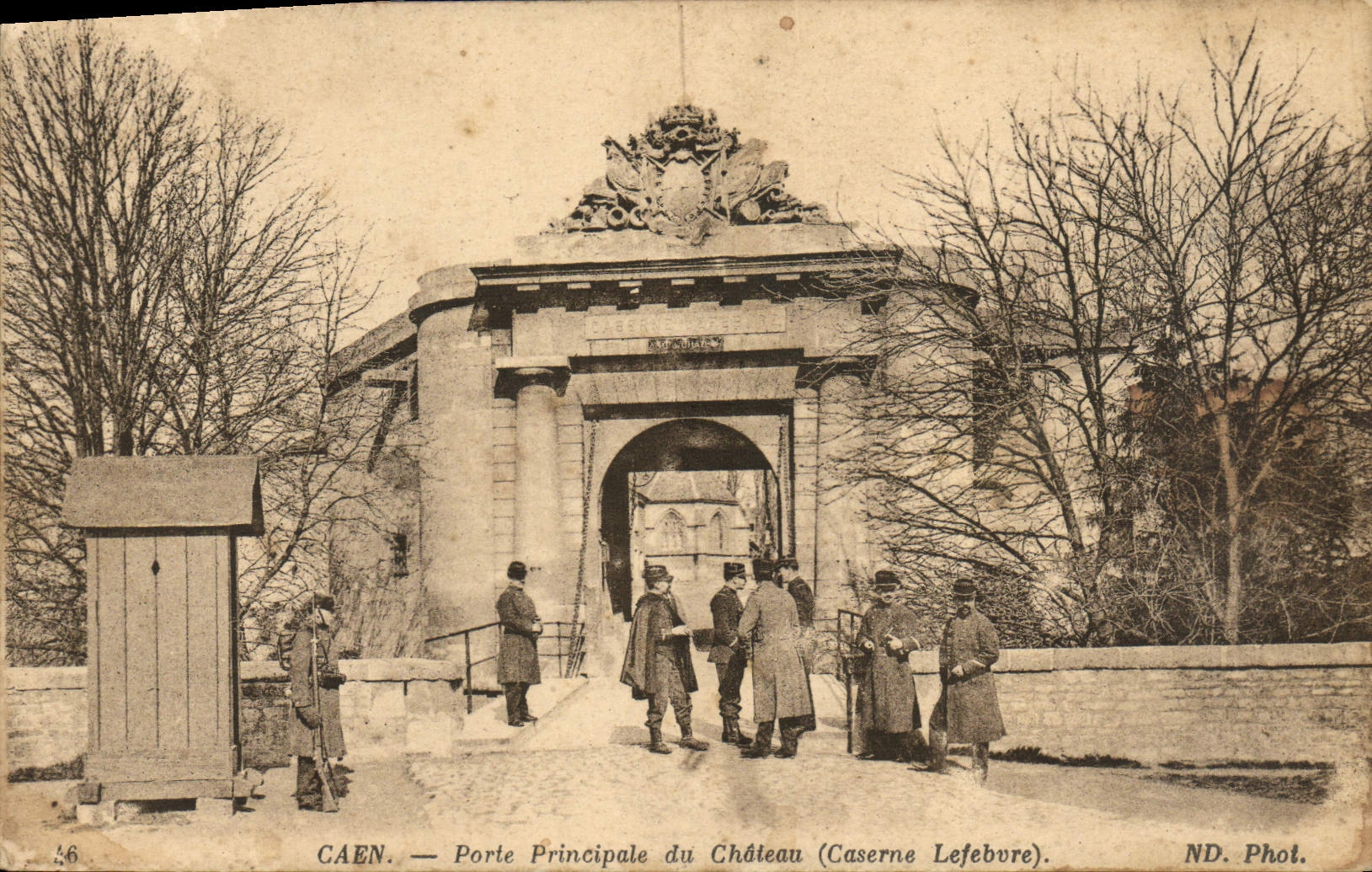 CPA Caen Porte Principale du Chateau Caserne Lefebvre Militaria 