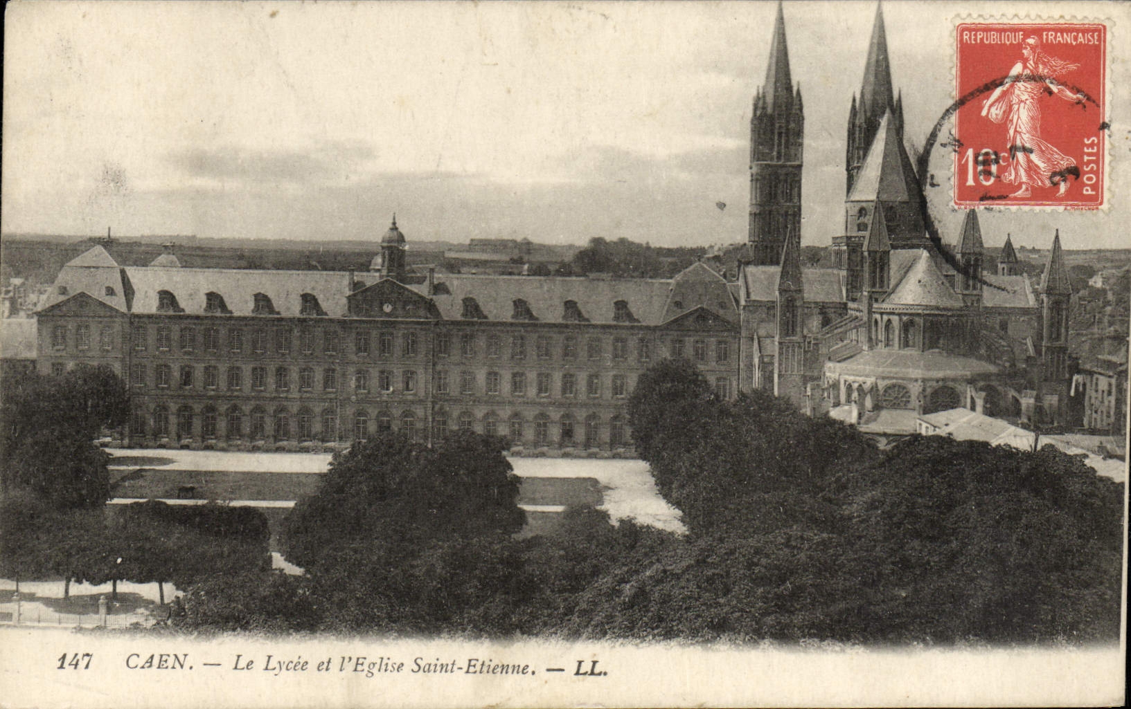 CPA Caen Le Lycee et l'Eglise Saint Etienne 
