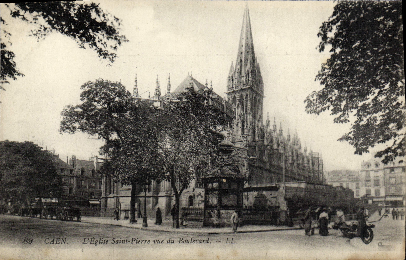 CPA Caen L'Eglise Saint Pierre Vue du Boulevard