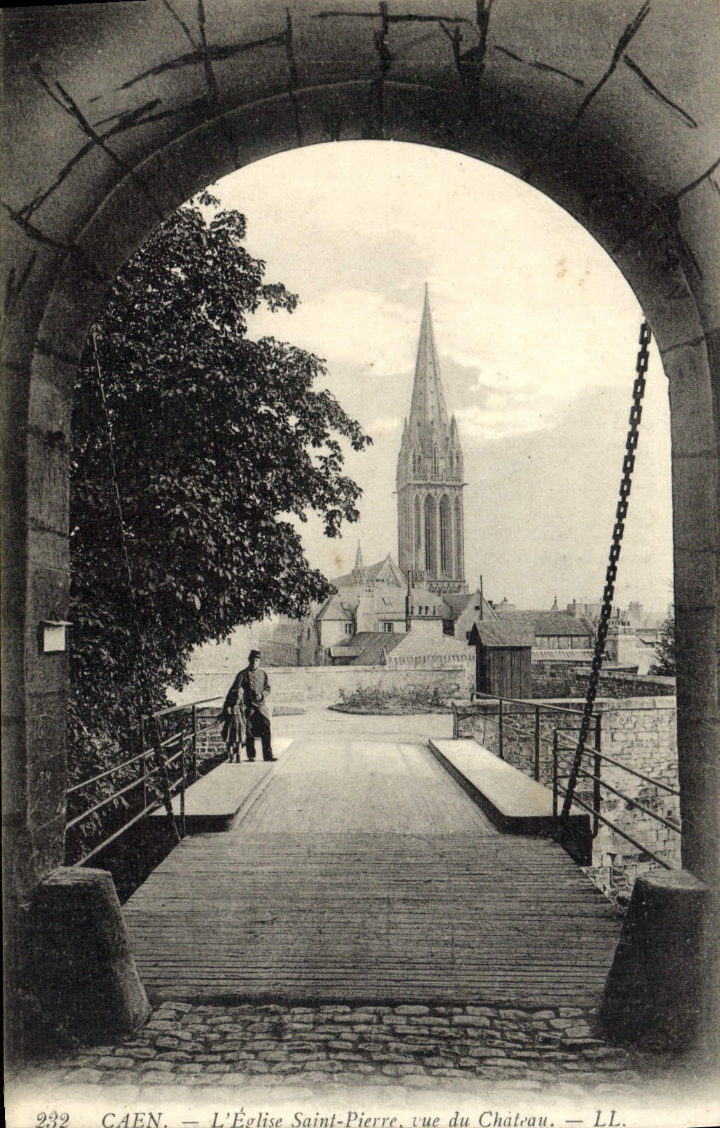 CPA Caen L'Eglise Saint Pierre vue du Chateau Soldat Militaria 