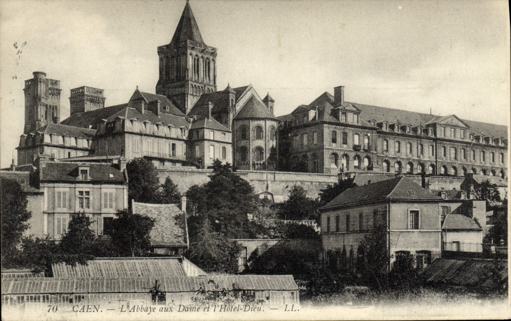 CPA Caen L'Abbaye aux Dame et l'Hotel Dieu