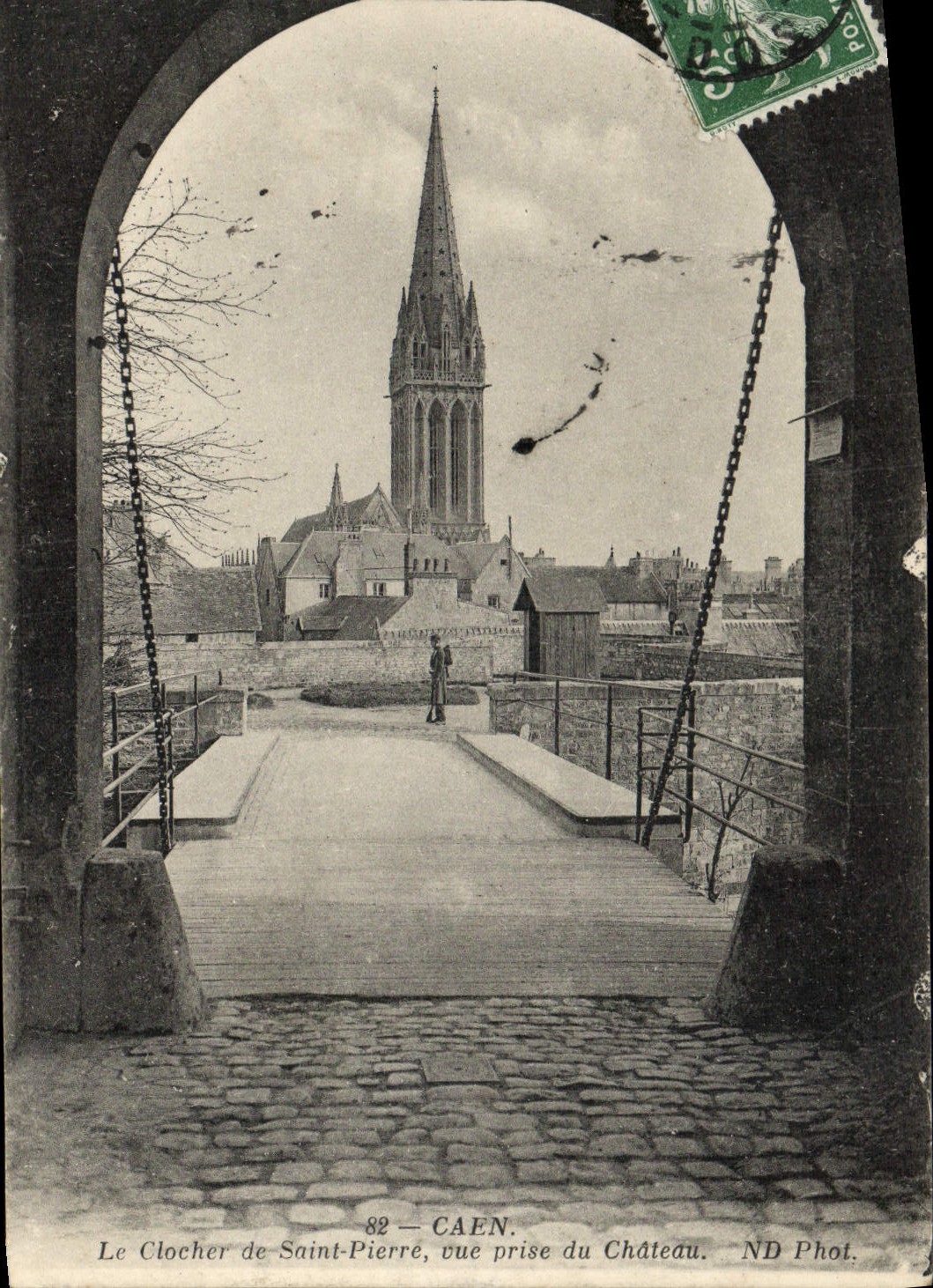 CPA Caen Le Clocher de Saint Pierre vue prise du Chateau