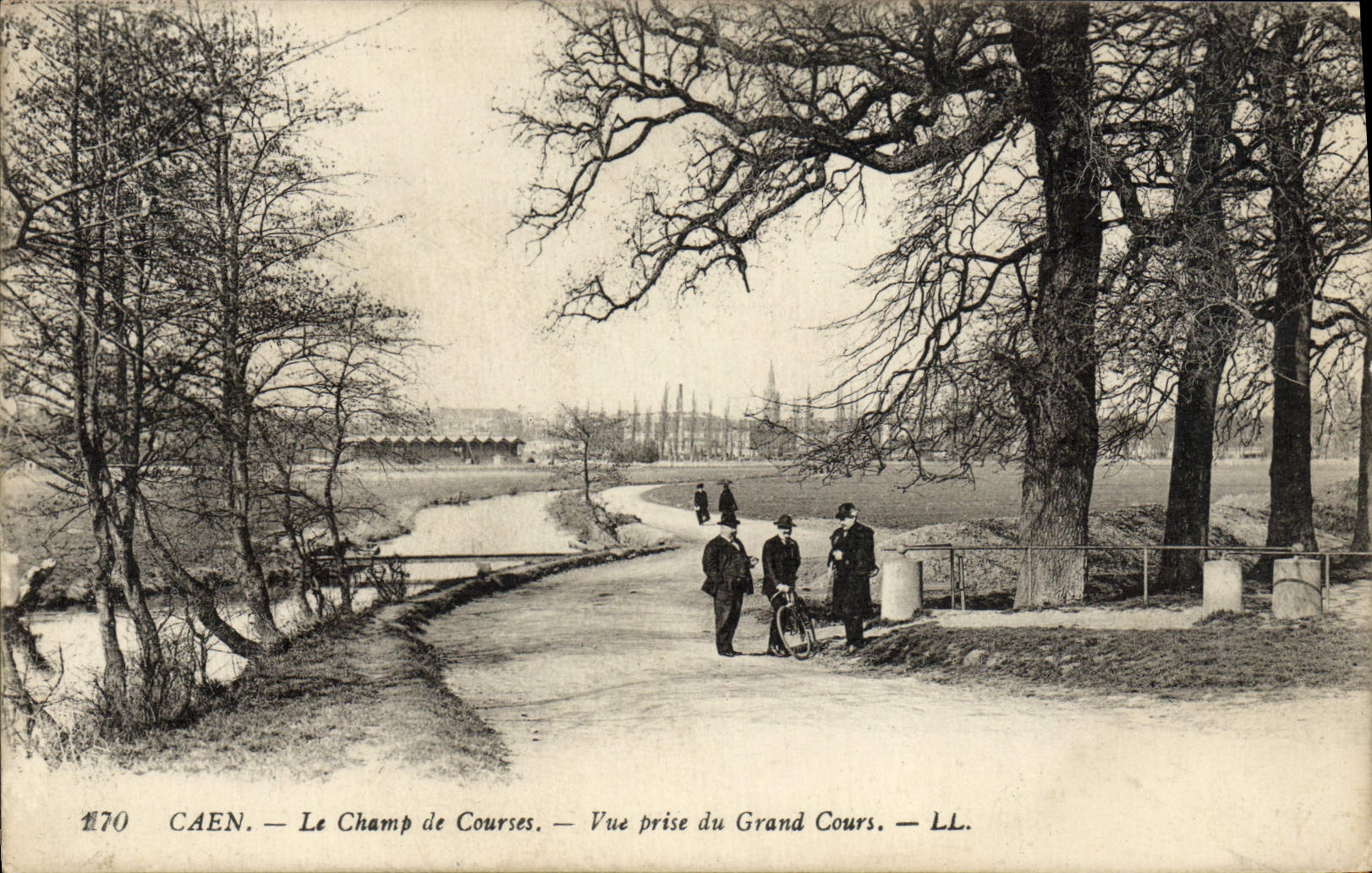 CPA Caen La Champ de Courses Vue prise du Grand Cours 