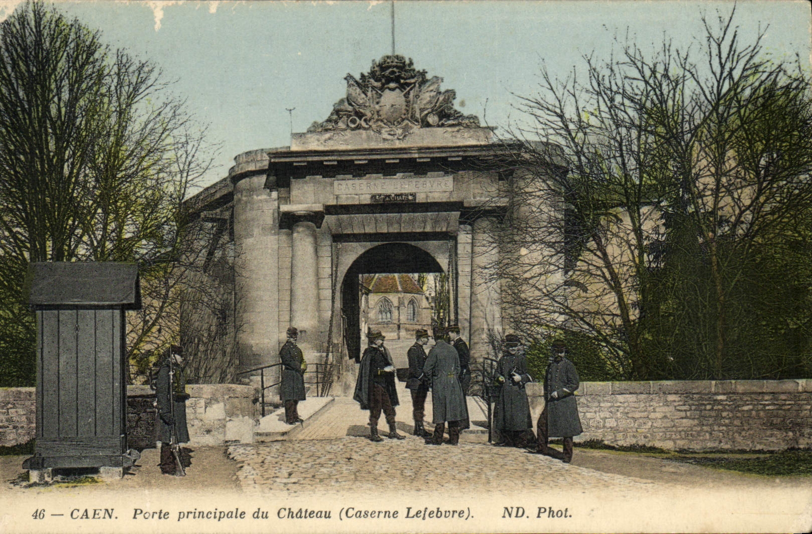CPA Caen Porte Principale du Chateau Soldats Militaria