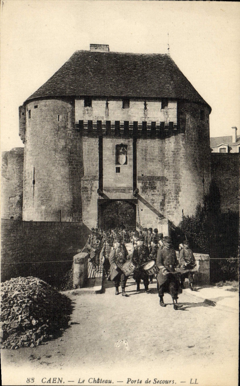 VINTAGE POSTCARD Caen the Castle Carries Help Militaria Soldiers