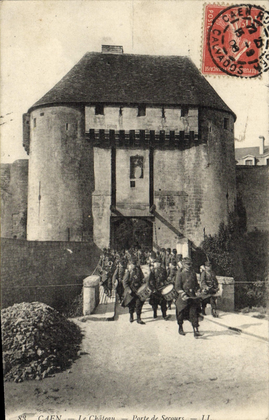 CPA Caen Le Chateau Porte de Secours Soldats Militaria