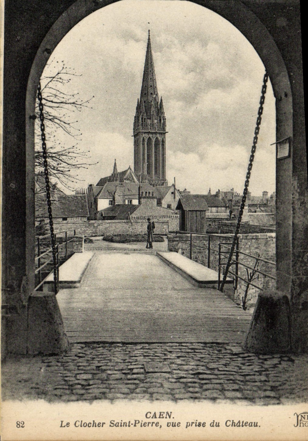 CPA Caen Le Clocher Saint Pierre vue prise du Chateau 