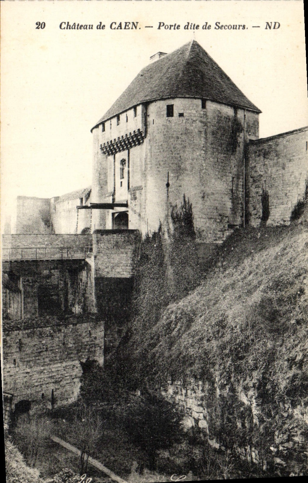 CPA Chateau de Caen Porte dite de Secours 