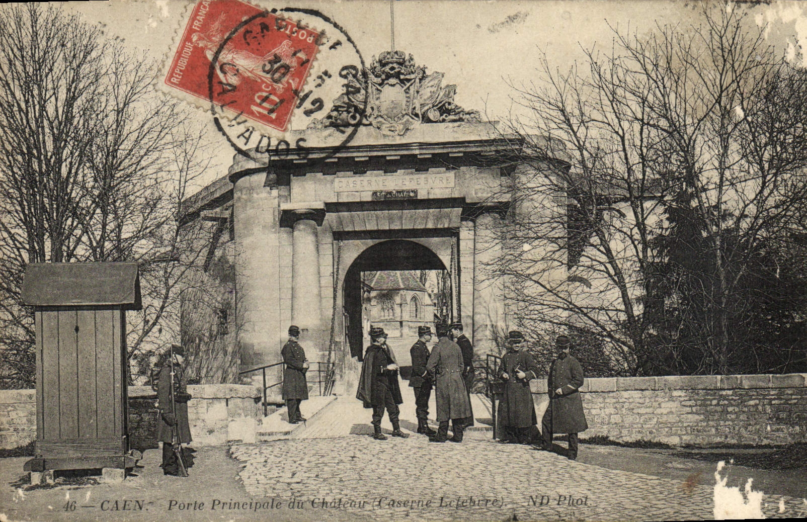 CPA Caen Porte principlae du Chateau Caserne Lefebvre Soldats Militaria